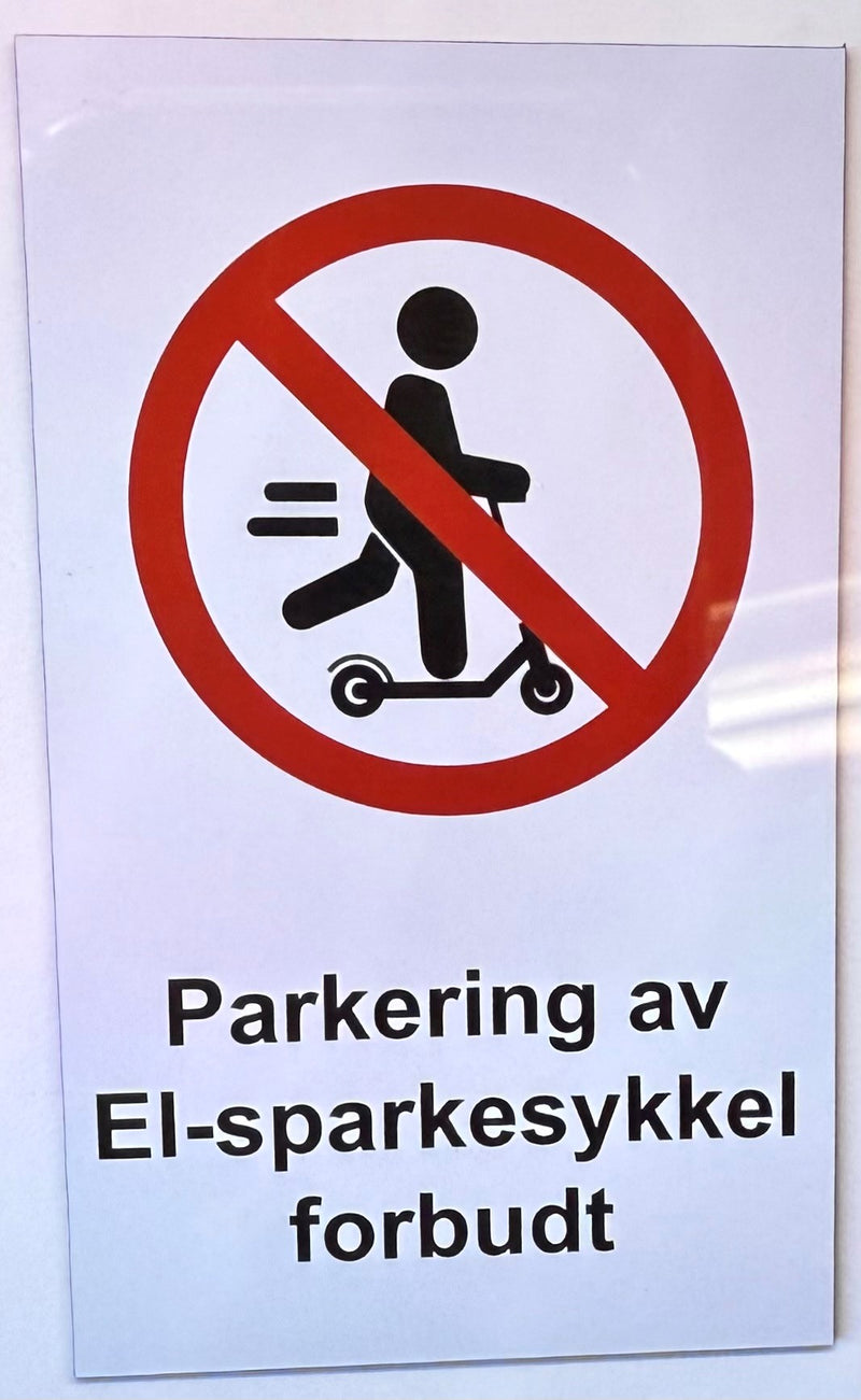 Klebeskilt: Parkering av El-sparkesykler forbudt 20 x 30 cm art nr 98099-2030k