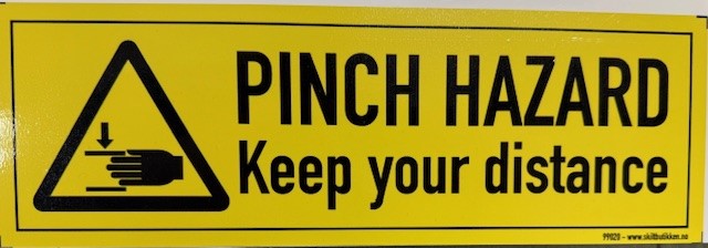 Fareskilt klistremerke; PINCH HAZARD - Keep your distance, 30 x 10 cm